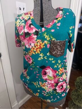 Women’s Heimish Floral  Sequin Pocket V-Neck Women's Top - Teal Pink Medium